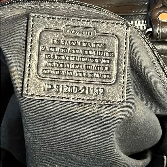 Coach Woman’s purse bag black silver zippers adjustable strap travel luxury - Picture 4 of 10